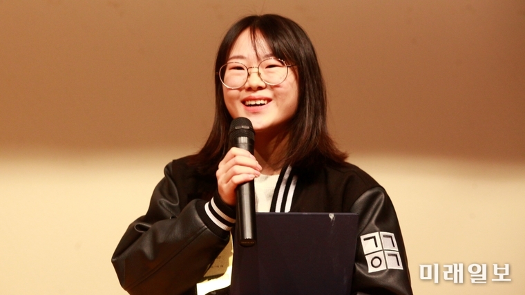 2일 오후 서울 중구 청소년수련관 내 청소년극장에서 개최된 '제9회 충무로단편영화제' 시상식에서 청소년·고등학생 부문 대상을 수상한 성다희 감독(지금 이 순간)을 대신해 관계자가 대리 수상 수감을 밝히고 있다./사진=장건섭 기자
