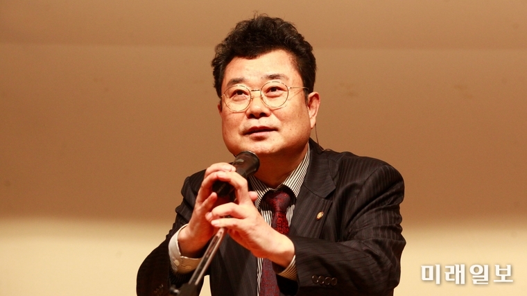 2일 오후 서울 중구 청소년수련관 내 청소년극장에서 개최된 '제9회 충무로단편영화제' 시상식에서 손영호 영화 부문 심사위원장(영화감독)이 영화 부문 심사평을 하고 있다./사진=장건섭 기자