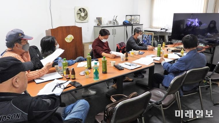제10회 충무로단편영화제 본선 심사위원단이 9일 오후 서울 퇴계로 (사)한국영화촬영감독협회 사무실에서 수상작 및 수상자 선정을 위한 심도 있는 심사를 진행하고 있다./사진=장건섭 기자