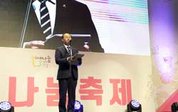 감사 말씀 중인 박종관 위원장