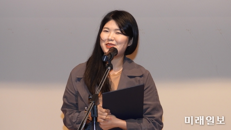 2일 오후 서울 중구 청소년수련관 내 청소년극장에서 개최된 '제8회 충무로단편영화제' 시상식에서 단편 시나리오 부문 대상을 수상한 류우 작가(모범시민)이 수상 소감을 밝히고 있다./사진=장건섭 기자