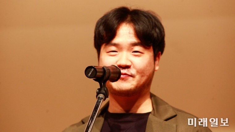 2일 오후 서울 중구 청소년수련관 내 청소년극장에서 개최된 '제9회 충무로단편영화제' 시상식에서 노인섹션 부문 대상을 수상한 정희원 감독(파고다)이 수상 수감을 밝히고 있다./사진=장건섭 기자
