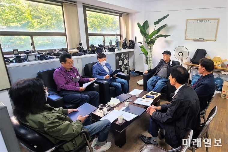 제10회 충무로단편영화제 본선 심사위원단이 8일 오전 서울 퇴계로 (사)한국영화촬영감독협회 사무실에서 수상작 및 수상자 선정 등 심사 기준 등을 논의하고 있다./사진=장건섭 기자