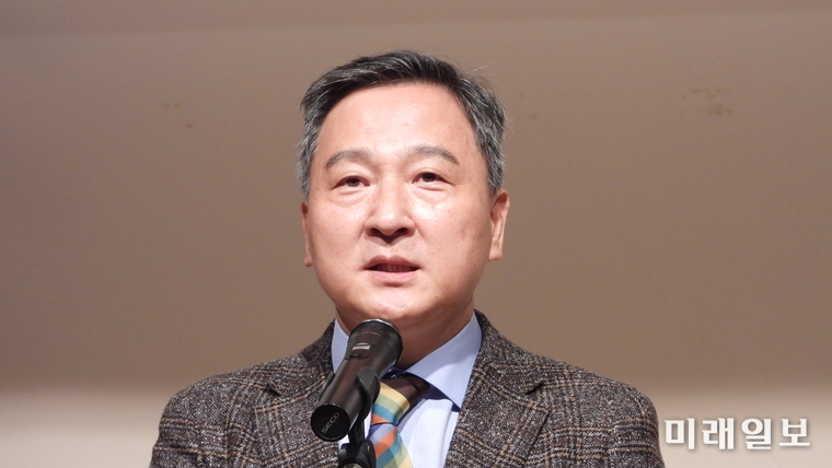 2일 오후 서울 중구 청소년수련관 내 청소년극장에서 개최된 '제9회 충무로단편영화제' 시상식에서 문성천 충무로단편영화제 조직위위원장이며 재단법인 세화문화재단 이사장이 격려사를 하고 있다./사진=장건섭 기자