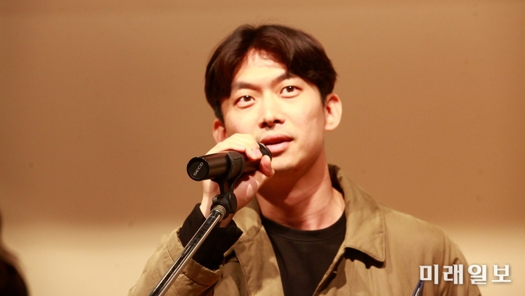 2일 오후 서울 중구 청소년수련관 내 청소년극장에서 개최된 '제9회 충무로단편영화제' 시상식에서 일반·비경쟁 부문 대상을 수상한 이태훈 감독(판문점 에어컨)이 수상 수감을 밝히고 있다./사진=장건섭 기자